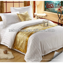 Corredor de cama decorativa do hotel e almofada de lançamento